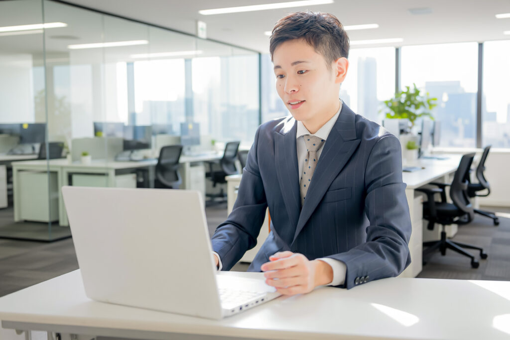 パソコンとビジネスマン