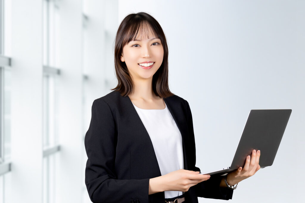 パソコンを持つ女性・ビジネスウーマン