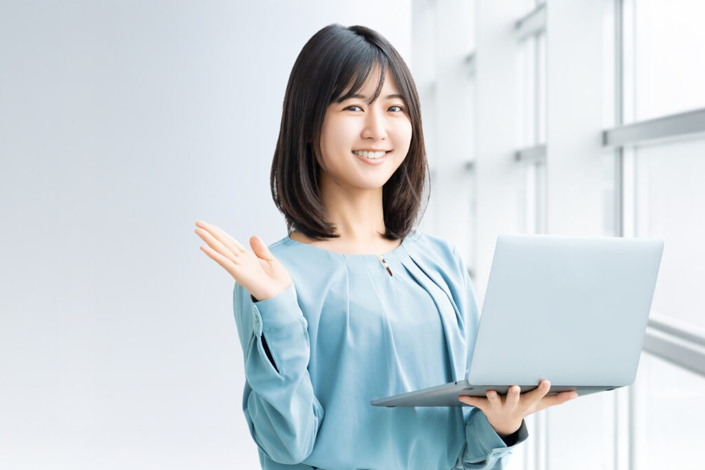 パソコンを持つ女性・ビジネスウーマン