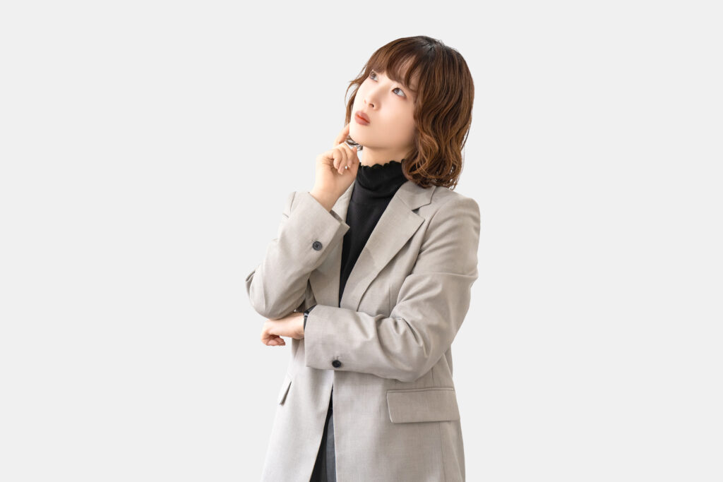 考えごとをする女性