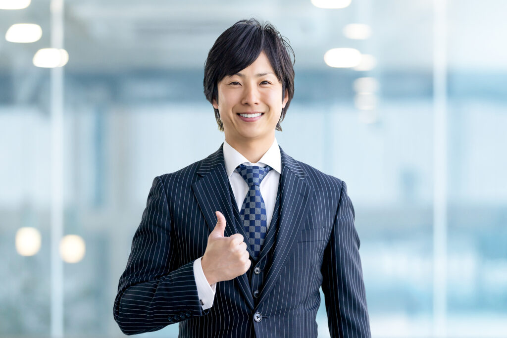 笑顔の男性ビジネスマン