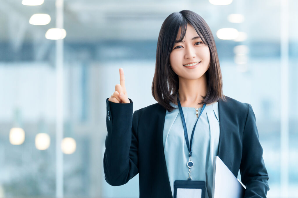 案内をする笑顔の女性