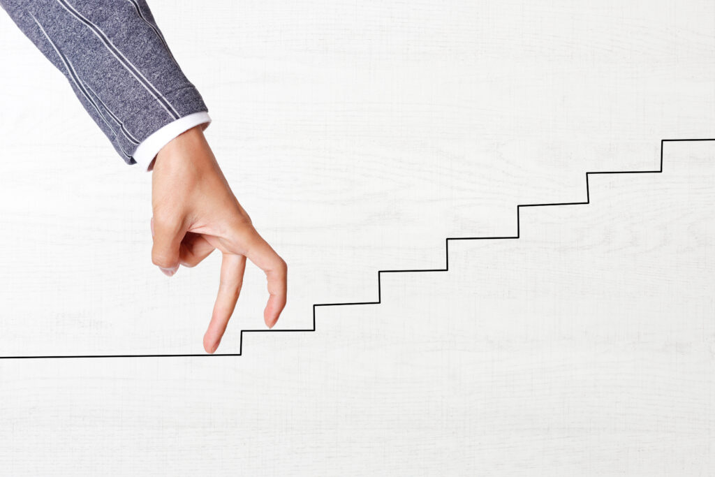 階段をのぼるビジネスマン