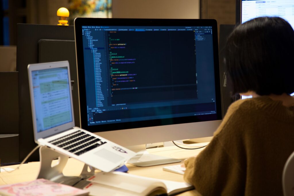 プログラミングする少女