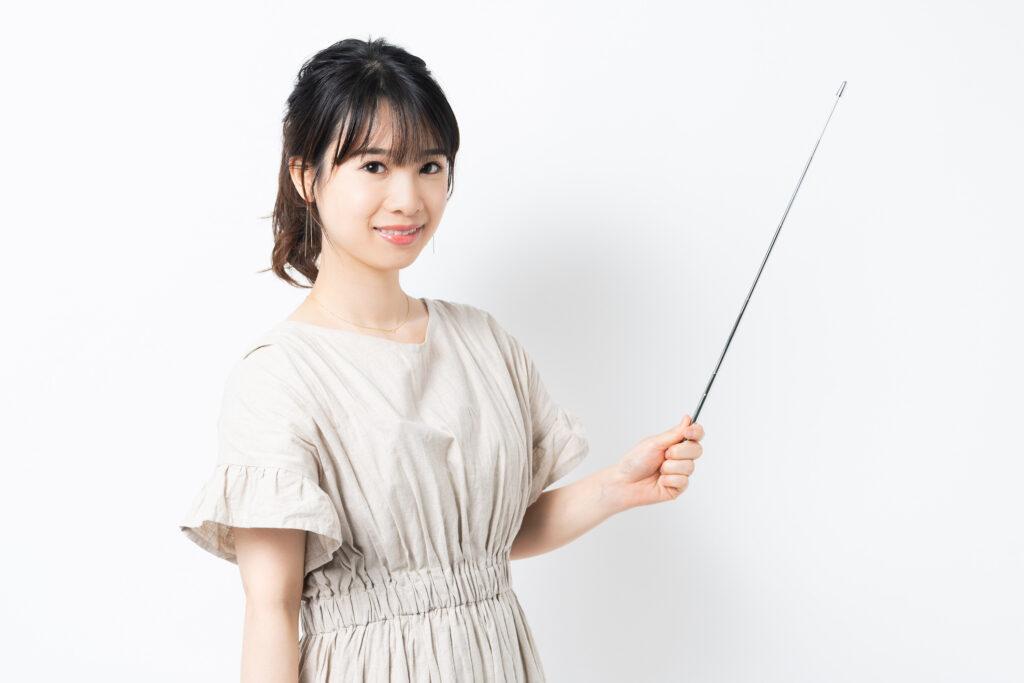 ポイントを指し示す若い女性