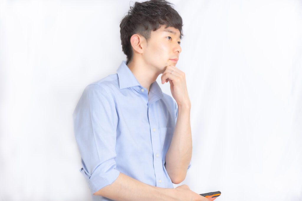  考え事をするサラリーマン　イメージ