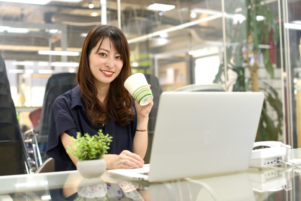 ノートパソコンを操作する若い女性