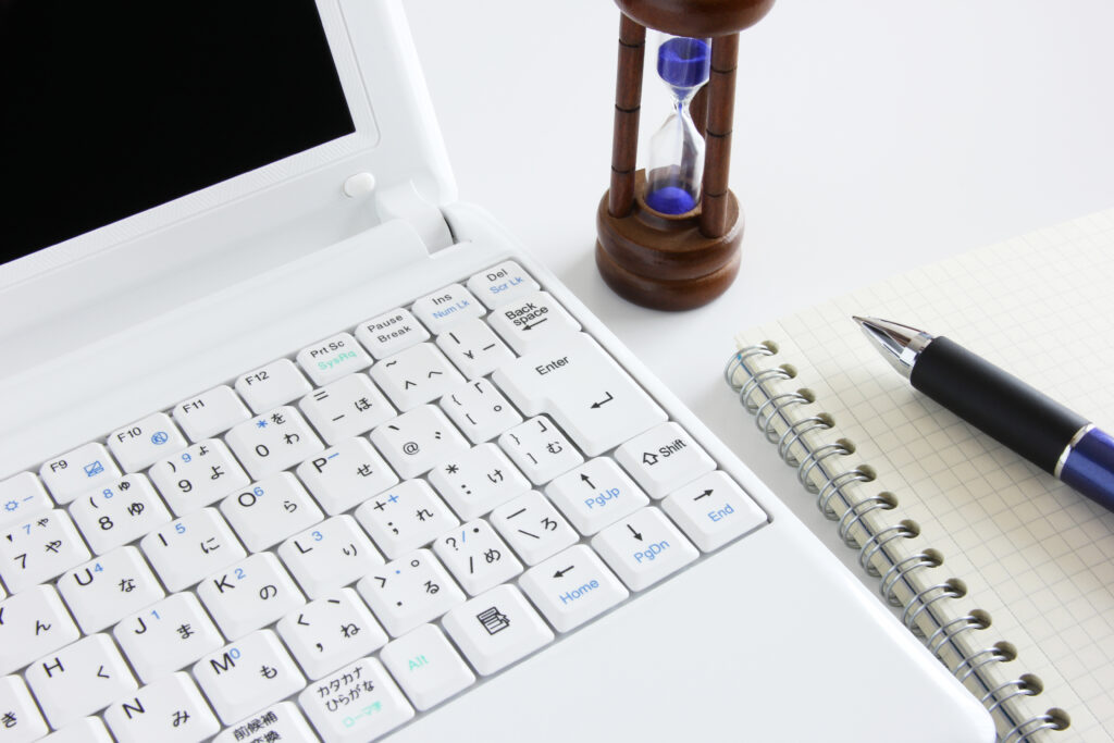 パソコンと砂時計