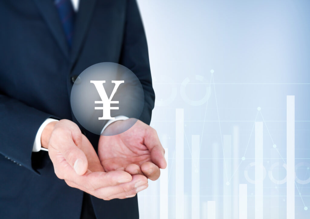 お金マークとサポートするビジネスマン