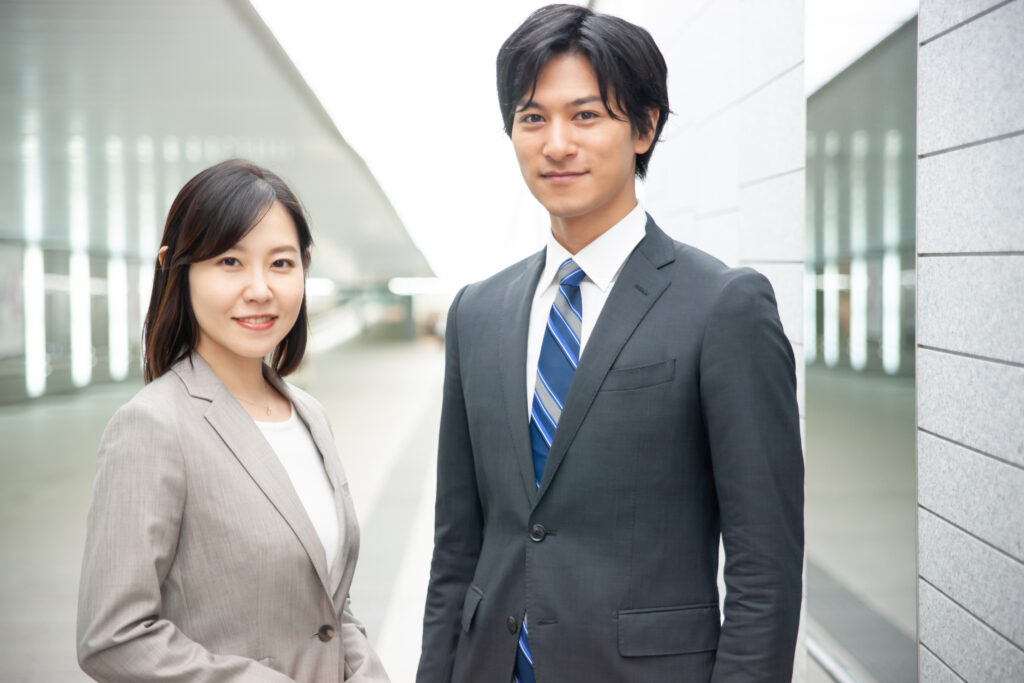 男女のビジネスパーソン