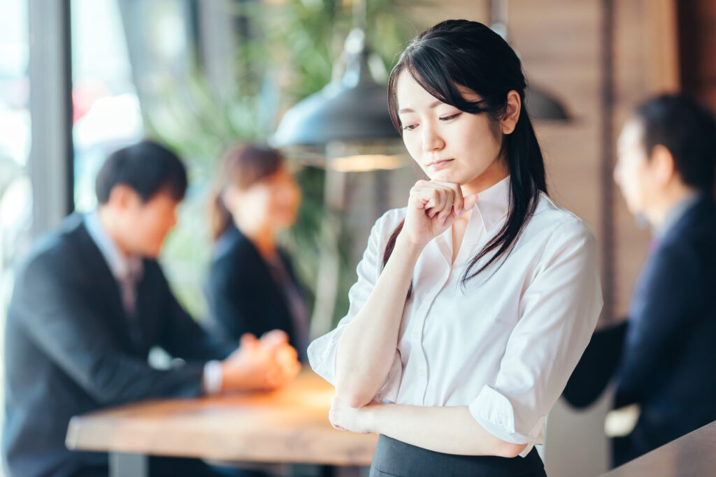 オフィスにいるビジネスウーマン