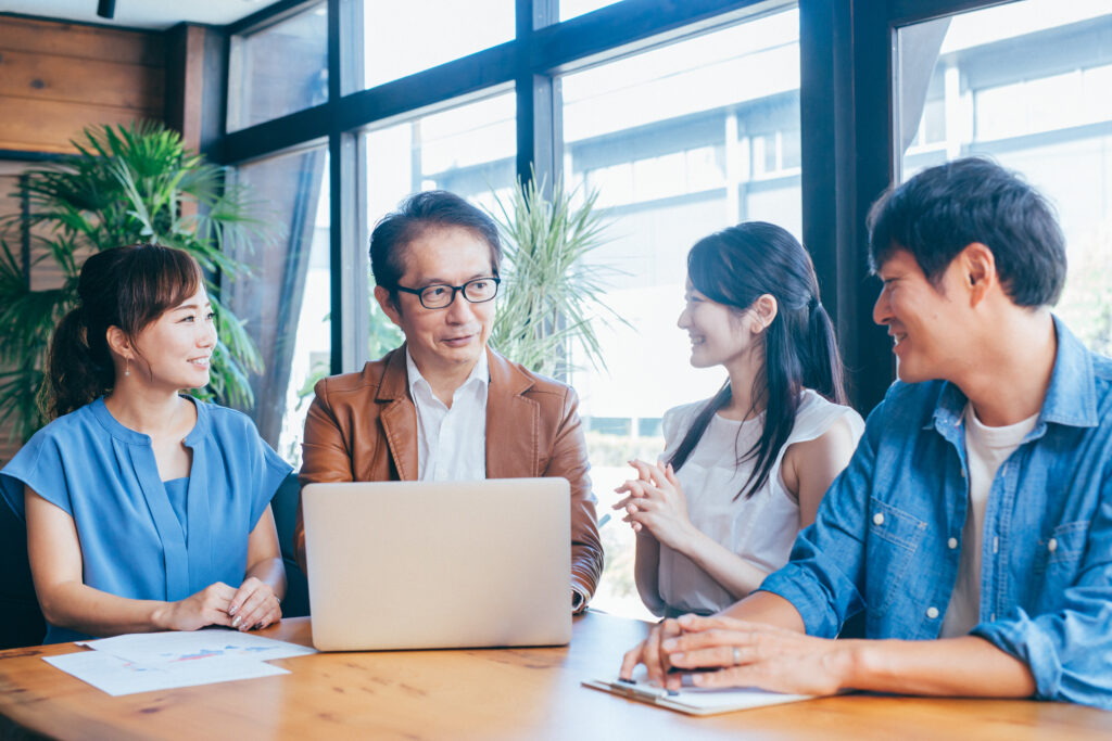 カジュアルな会社のスタッフミーティング