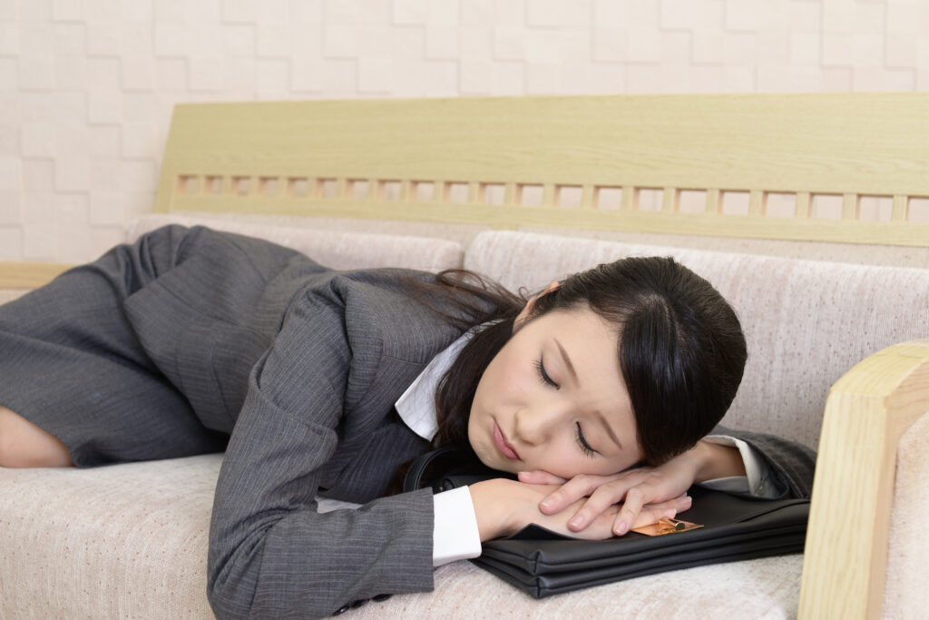 疲れて眠る女性
