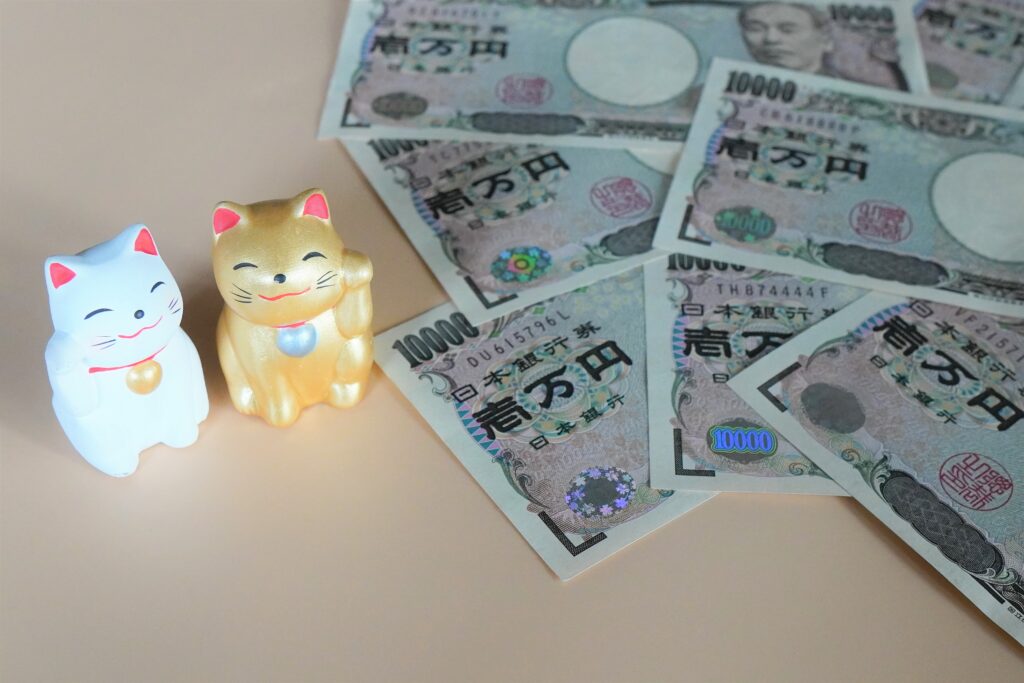 一万円札と招き猫