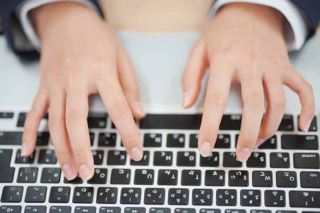キーボードを打つ手元
