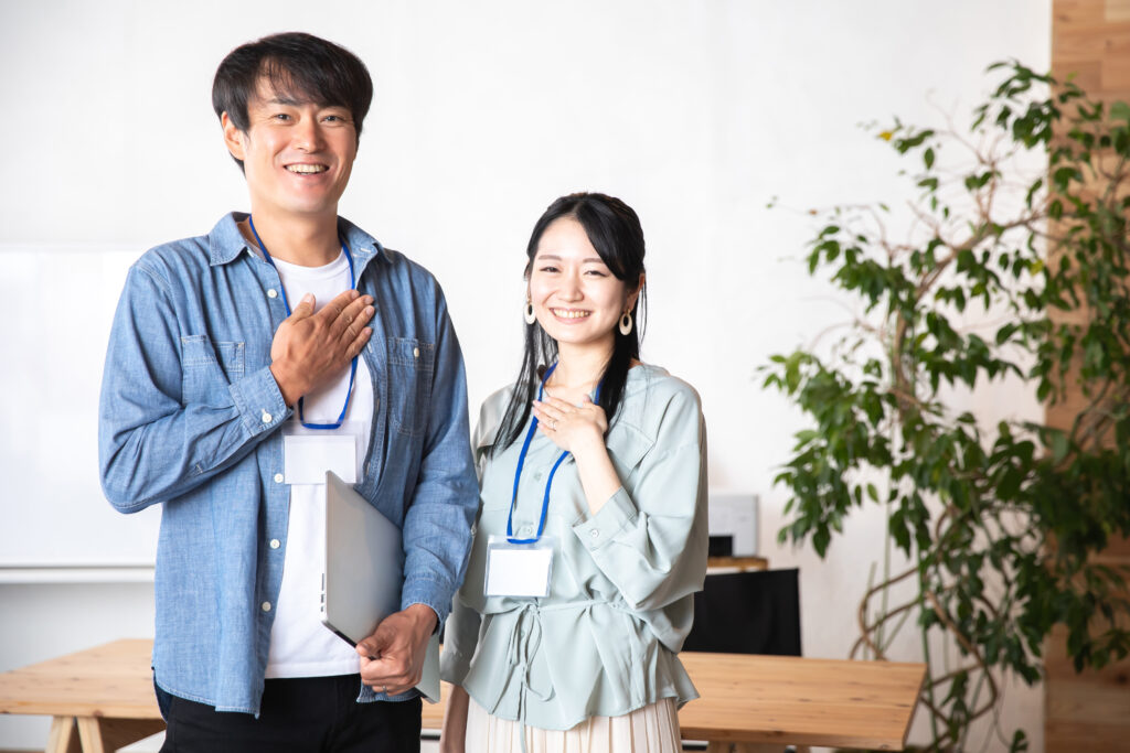 デスクワークの男女の会社員