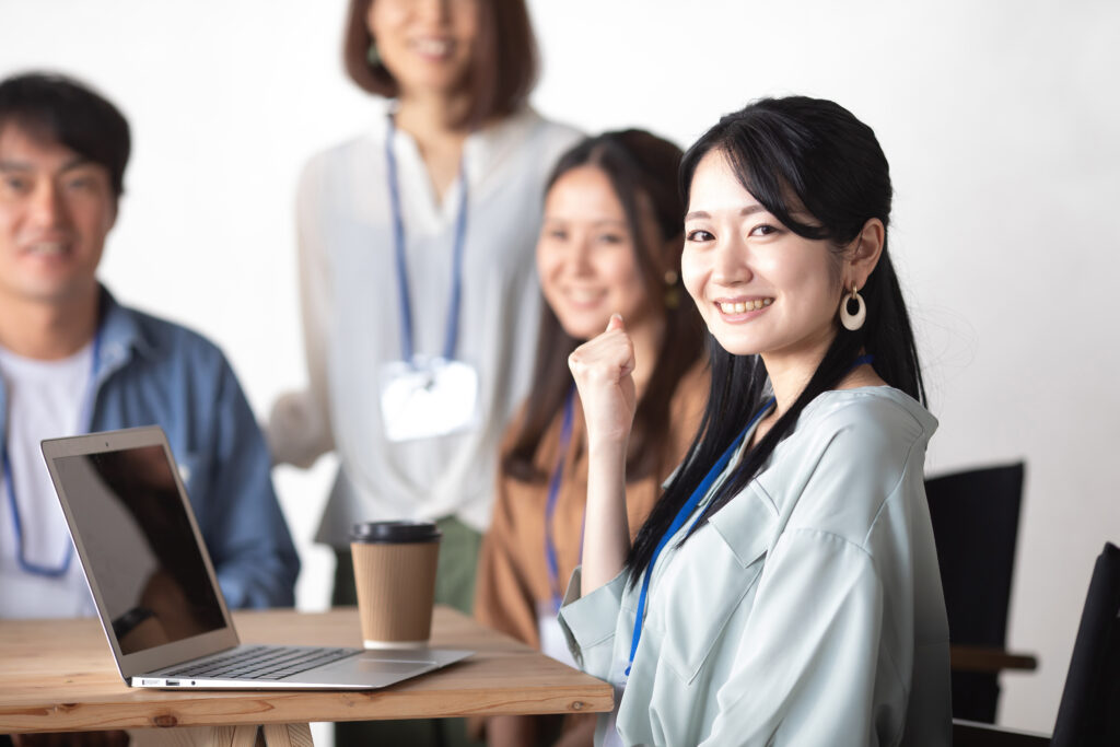 オフィスで仕事するビジネスウーマン