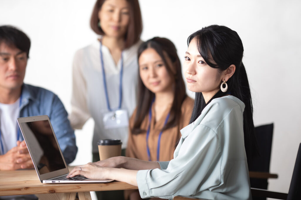 不満を抱えたビジネスウーマン