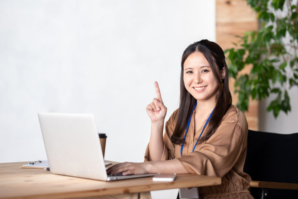 パソコンを使うビジネスウーマン