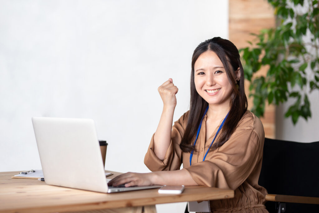 オフィスでガッツポーズする女性