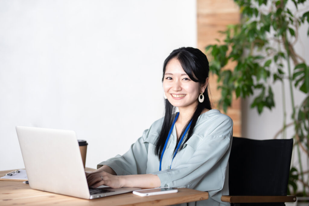 パソコンを使うビジネスウーマン