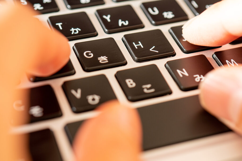  キーボードのタイピング（クローズアップ）