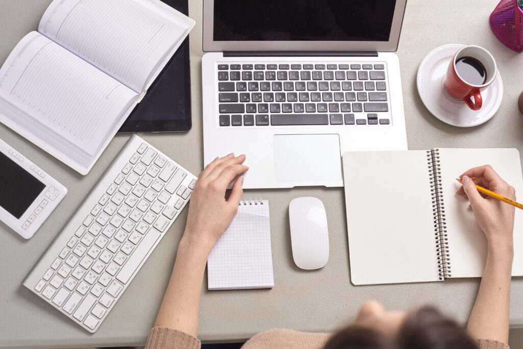 机上のパソコンや文具