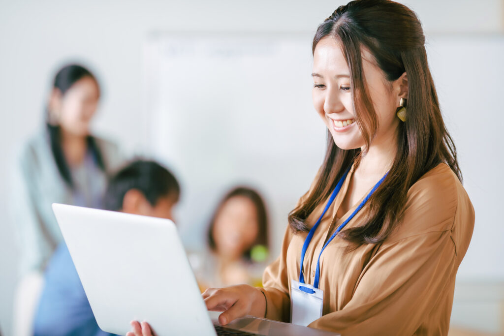 ノートパソコンを使うビジネスウーマン