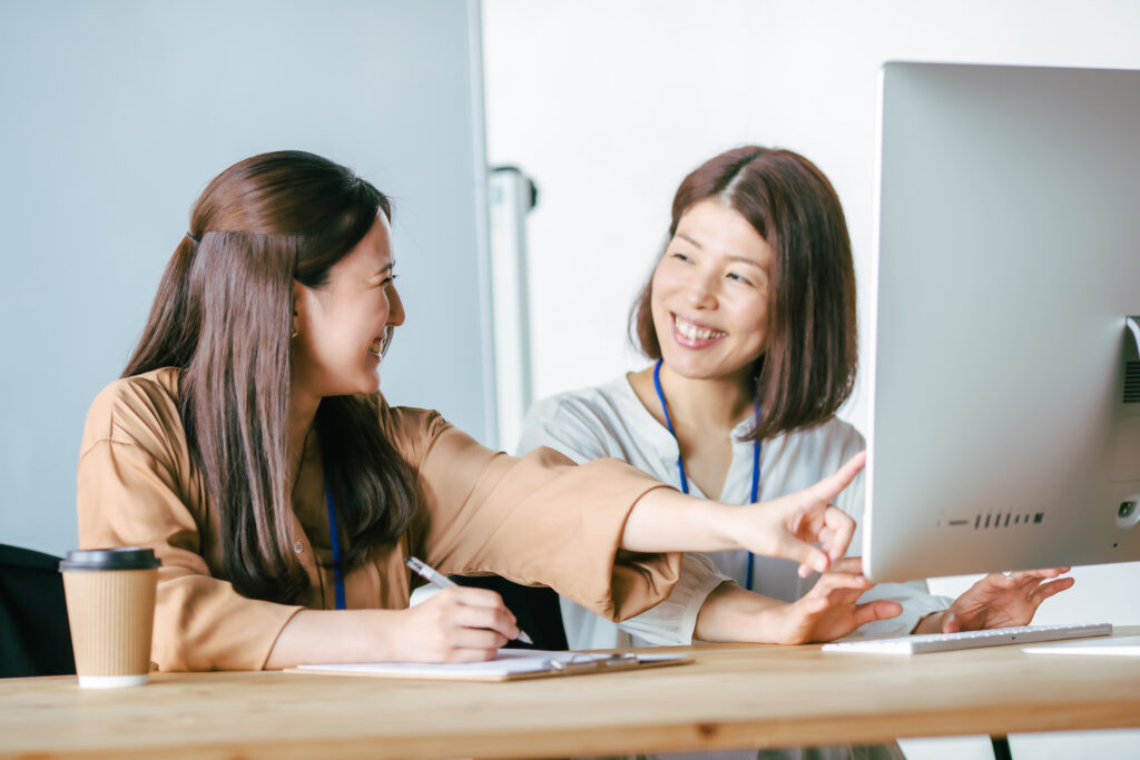 指導・教える・教育するビジネスウーマン