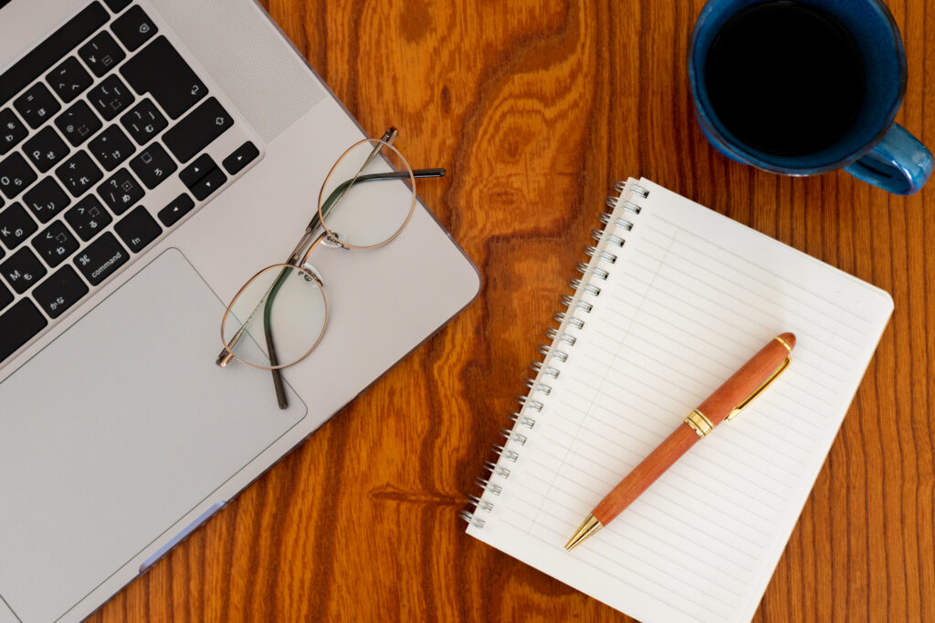パソコンとコーヒーと眼鏡とノート