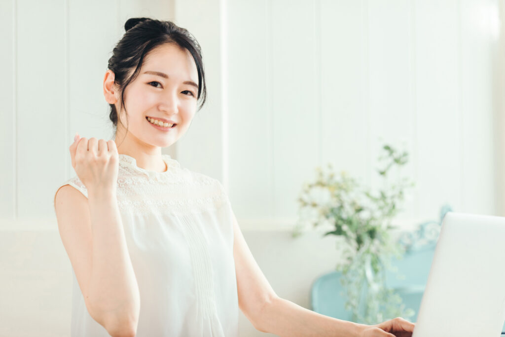 ノートパソコンを使う女性