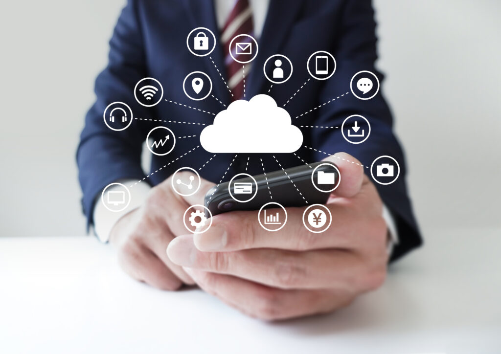 ビジネスマンとクラウド
