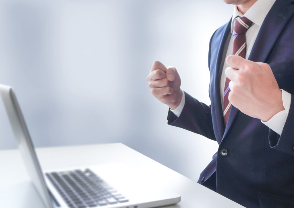 パソコンを前にしたビジネスマンの成功イメージ