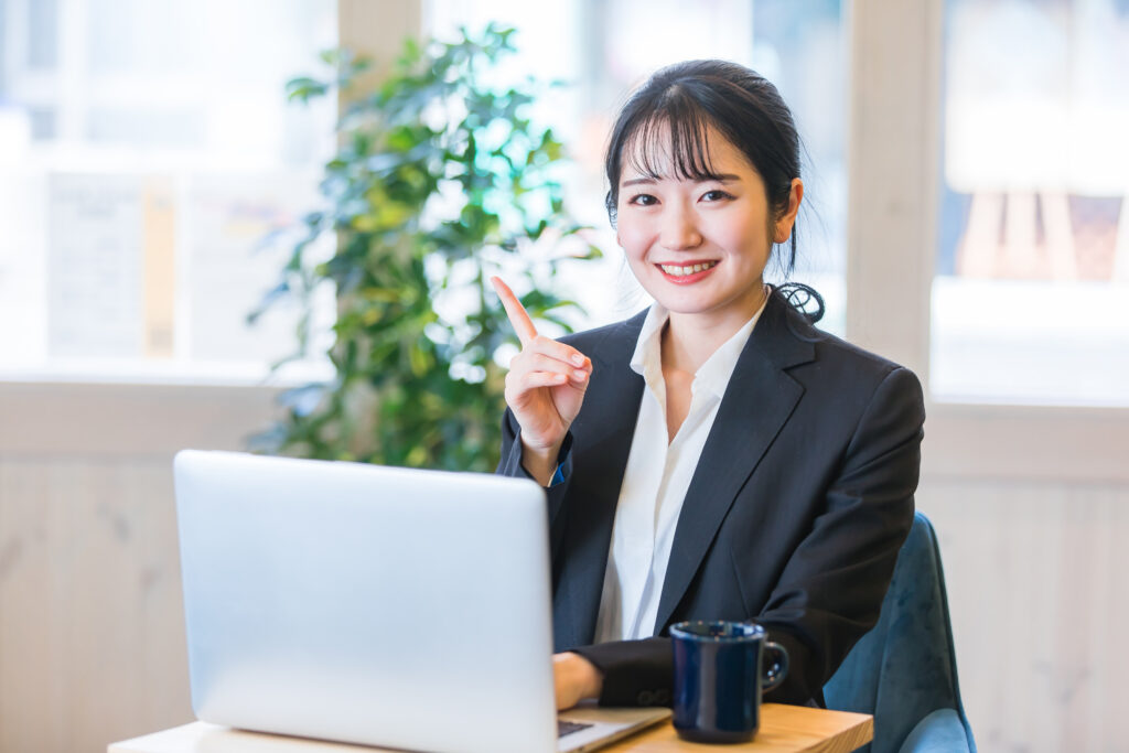 カフェで仕事するビジネスウーマン