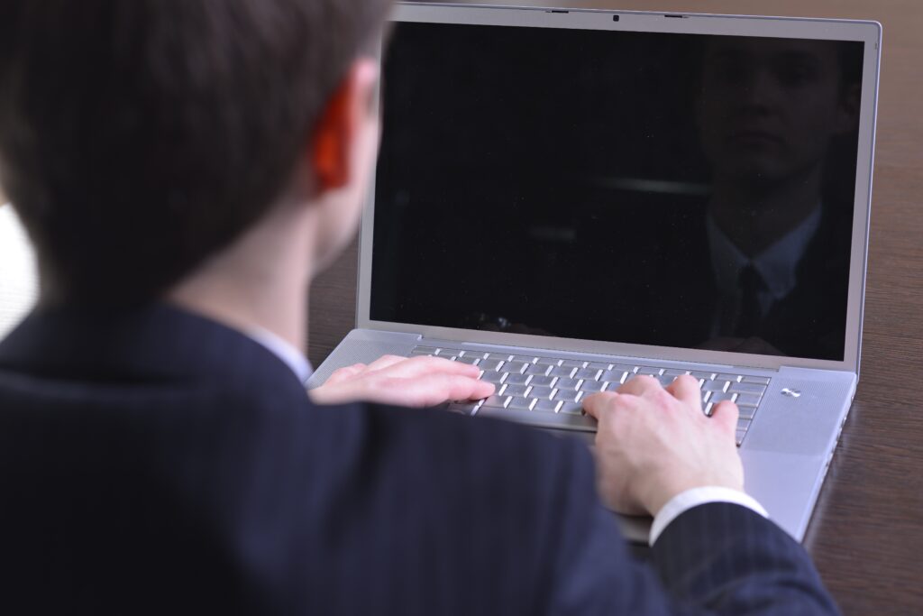 パソコンを使うビジネスマン