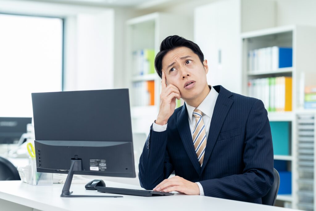 オフィスで悩むビジネスマン