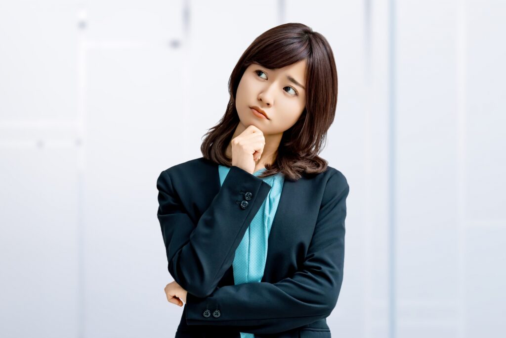 考えごとをする女性・ビジネスウーマン