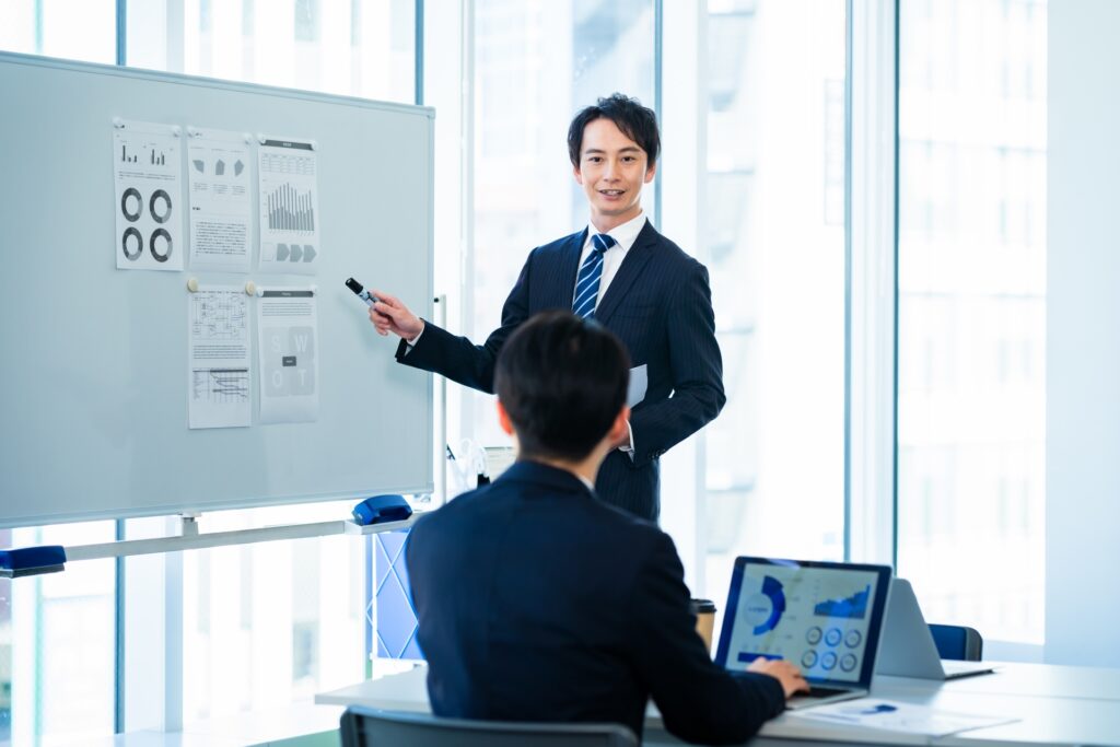 ホワイトボードで説明する男性