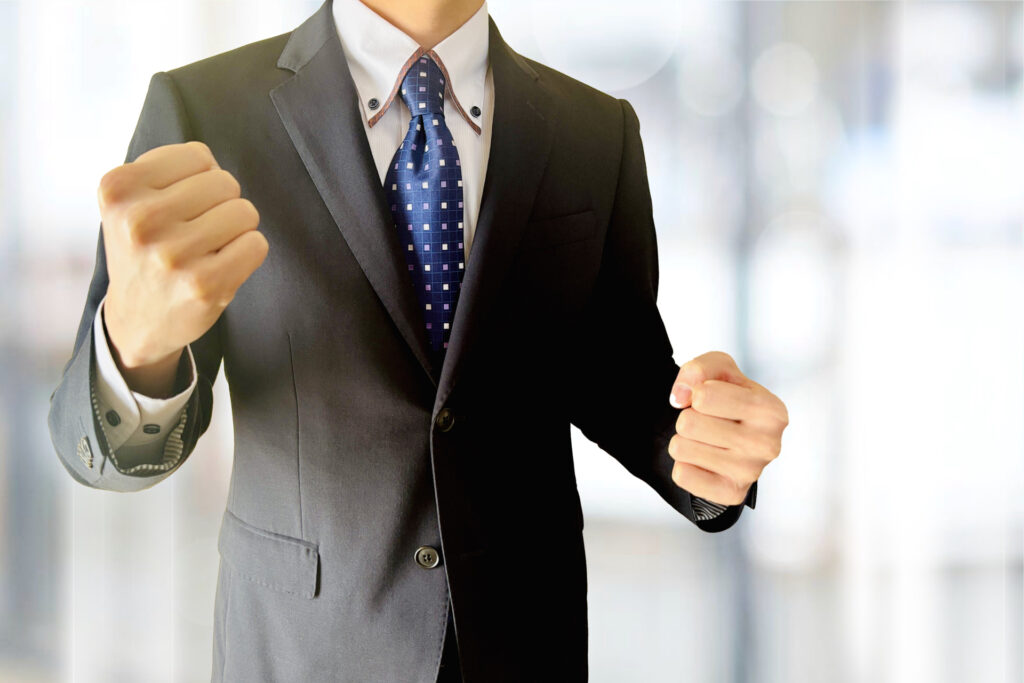 拳を握りしめる男性