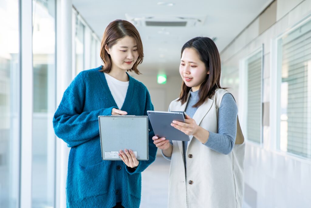 打ち合わせする女性達 学生 ビジネス