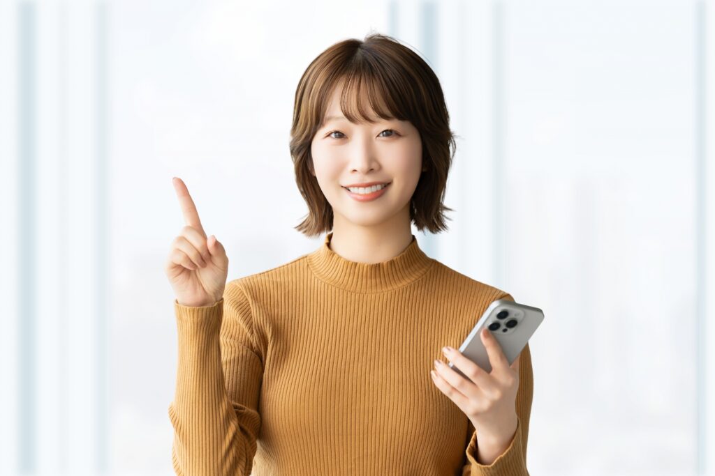スマホを持って案内をする笑顔の女性