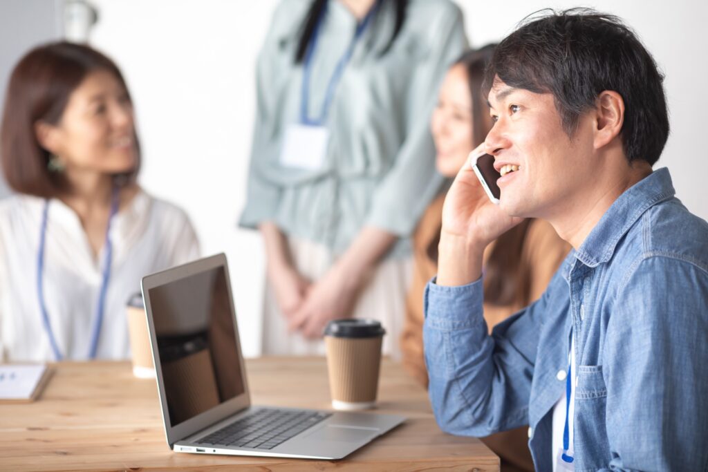 服装自由な会社でスマホを使う会社員