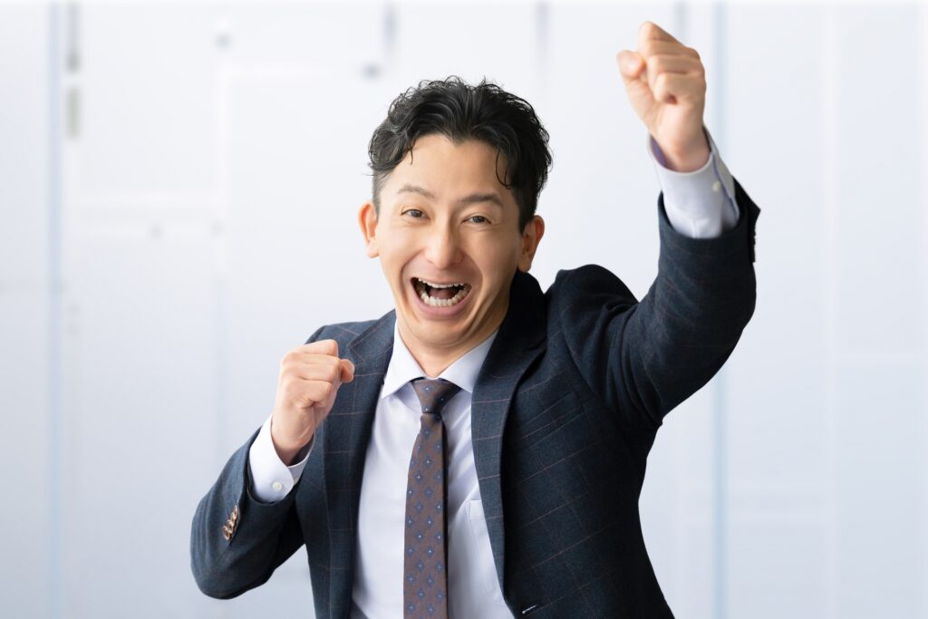 ガッツポーズをする男性ビジネスマン