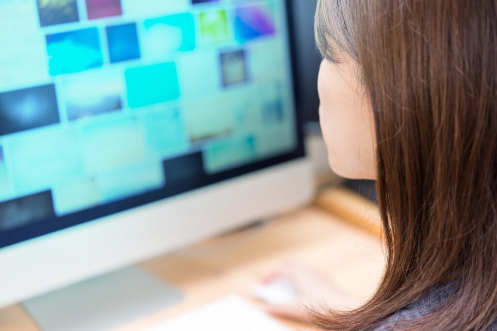 青い画面のパソコン