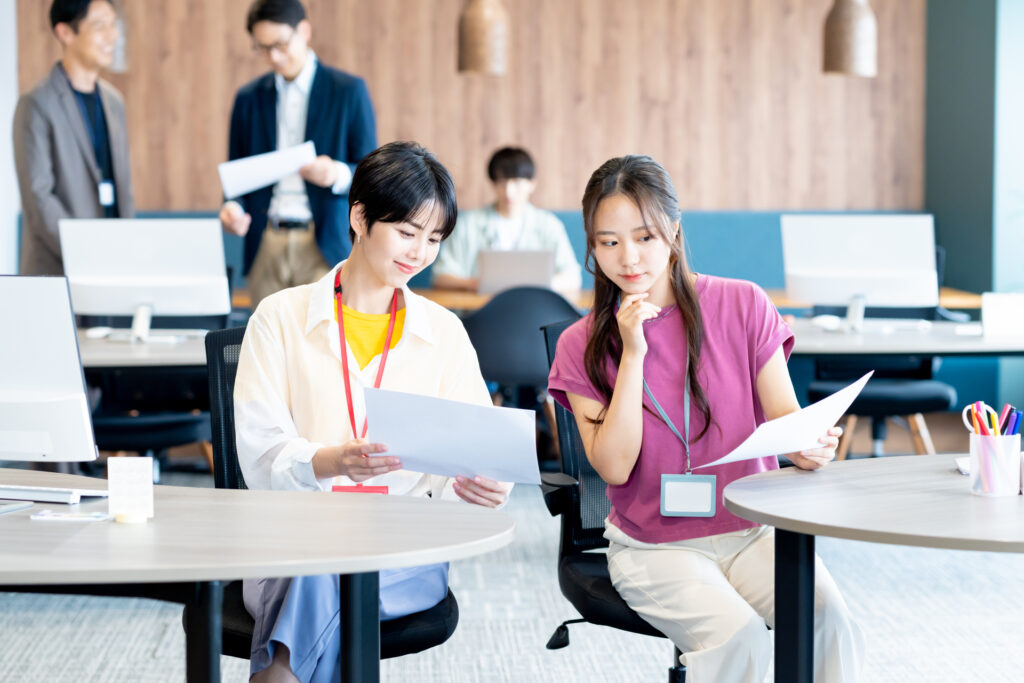 オフィスで働くビジネスウーマン