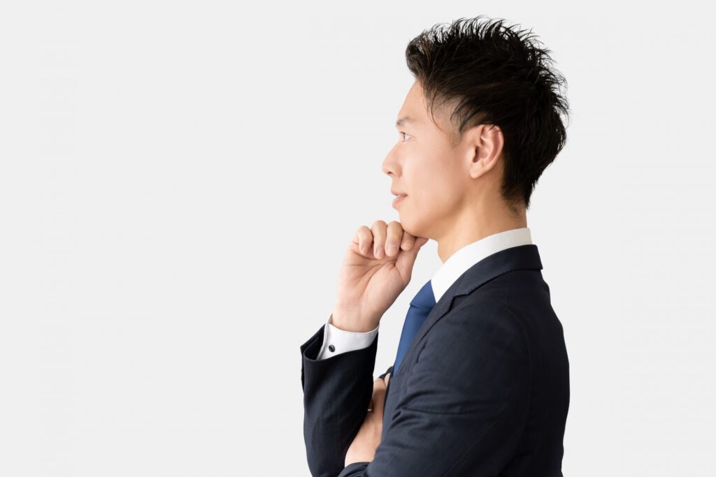 真剣な表情で考える男性ビジネスマン