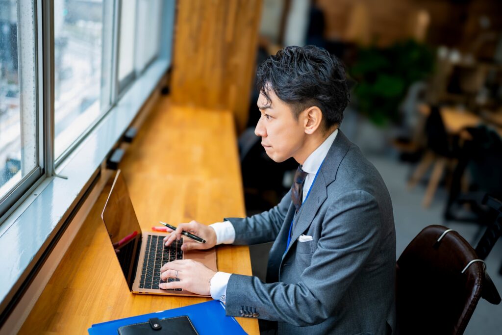 一人でパソコン作業をするビジネスマン