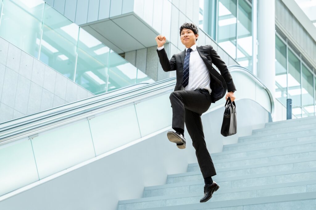 オフィス街を元気よく歩く男性ビジネスマン