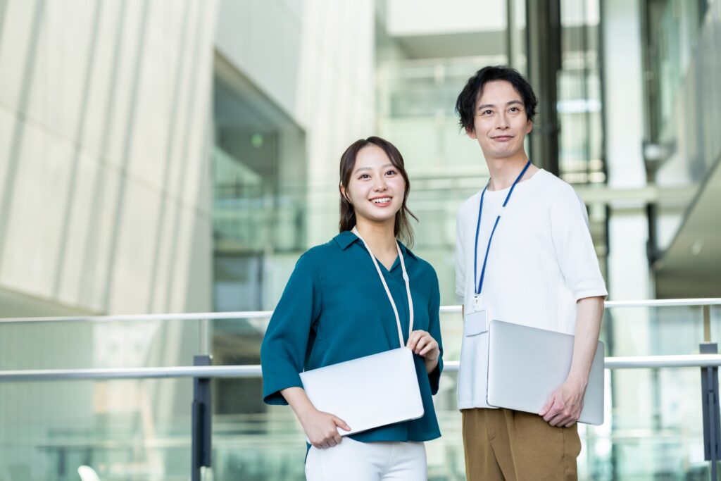 オフィスで働くエンジニア