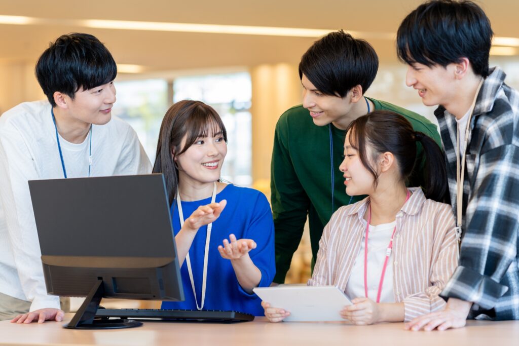 話し合う男女5人組